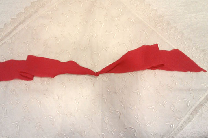 紅色帶是護身結，有避邪、護身的效果。