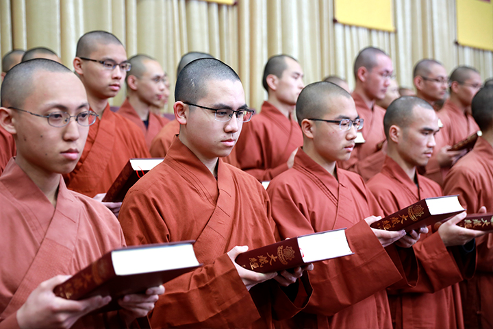 福智比丘僧團恭敬捧著大藏經。